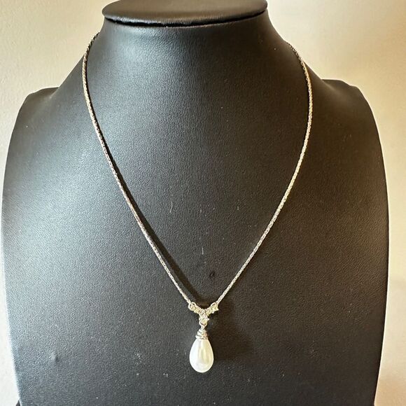 Vintage Christian Dior Faux Pearl and rhinestone drop necklace in silver tone! - Picture 15 of 16